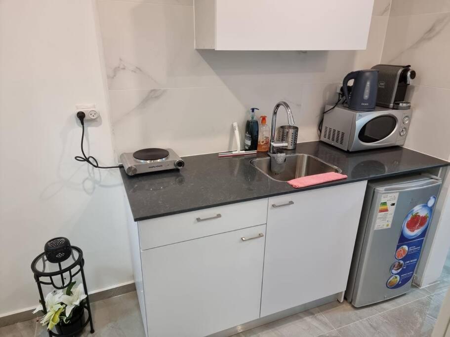Appartamento דירת זוּגַג מפנקת עם מרפסת משגעת ונוף למפרץ. Eilat Esterno foto