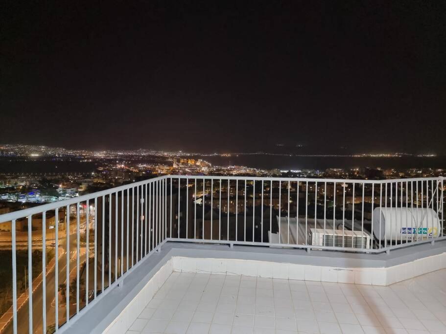 Appartamento דירת זוּגַג מפנקת עם מרפסת משגעת ונוף למפרץ. Eilat Esterno foto